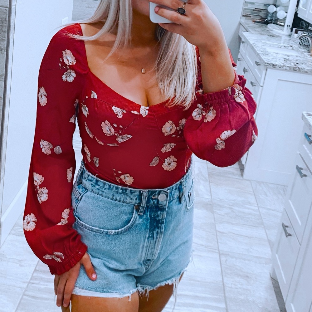 audrey 3+1 burgundy floral balloon sleeve shirred back top